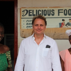 Mark Ankerstein mit Ghana YAP Koch-Auszubildenden | Photo © Opportunity International Deutschland
